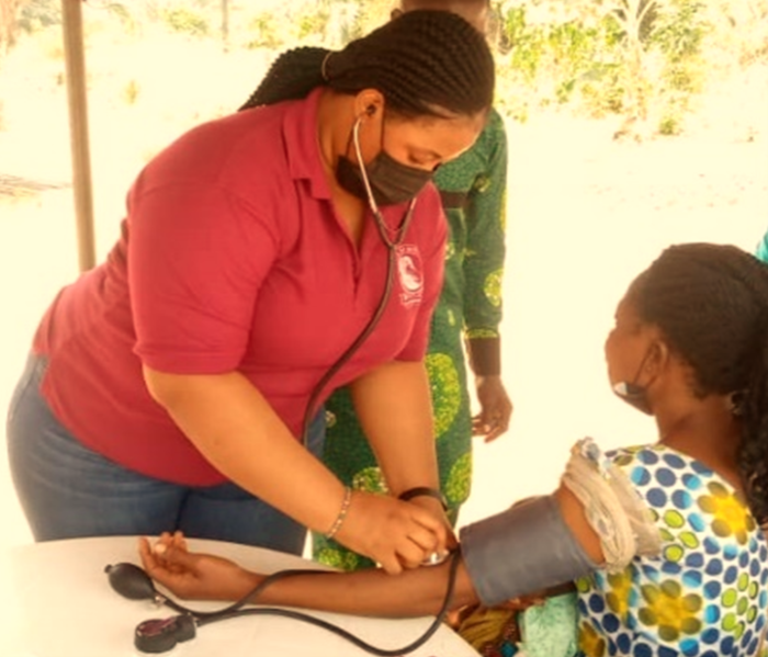 A student nurse attending to a woman during the OMD at Ogbu PHC Center in Ebonyi State